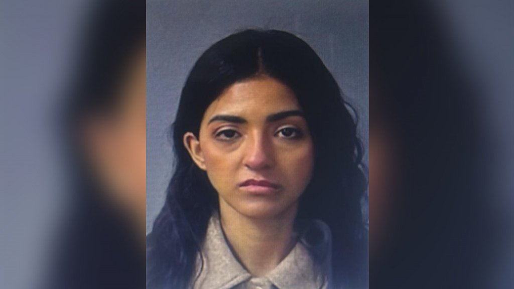  Mujer le rompe &ldquo;El Voceteo&rdquo; y otras partes del carro a su pareja en Aibonito 