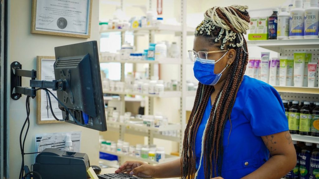  FARMACIA CARIDAD LANZA PROGRAMA PARA CERRAR LA BRECHA ENTRE LA COMUNIDAD MÉDICA Y LAS FARMACIAS 