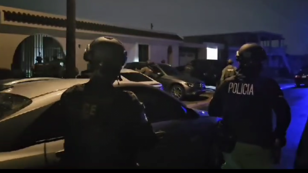  Video: Dos hombres y una mujer arrestados durante allanamientos en Corozal y Bayam&oacute;n 