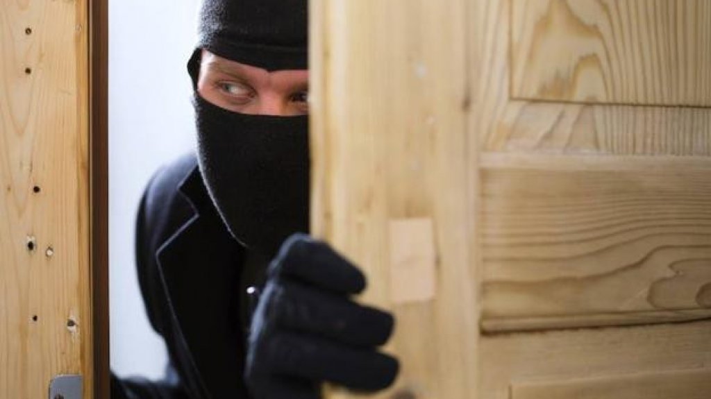  Detienen a un hombre mientras escalaba una escuela 