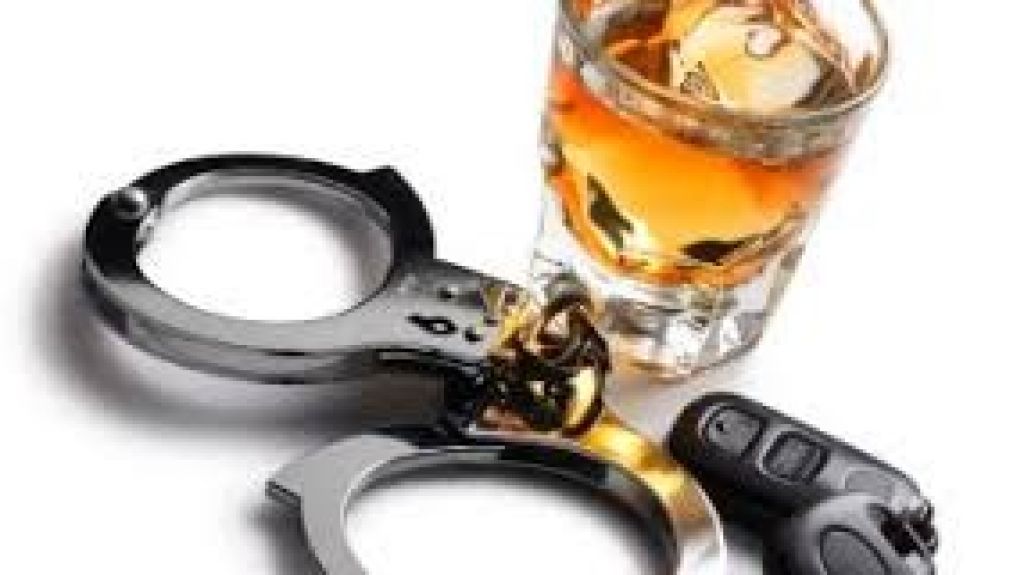  Arrestan hombre que se acost&oacute; a dormir dentro de su veh&iacute;culo en medio de una v&iacute;a de rodaje con 21.7 % de alcohol 