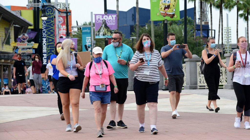  Parque Universal Orlando deja de exigir el uso de mascarillas a los vacunados 