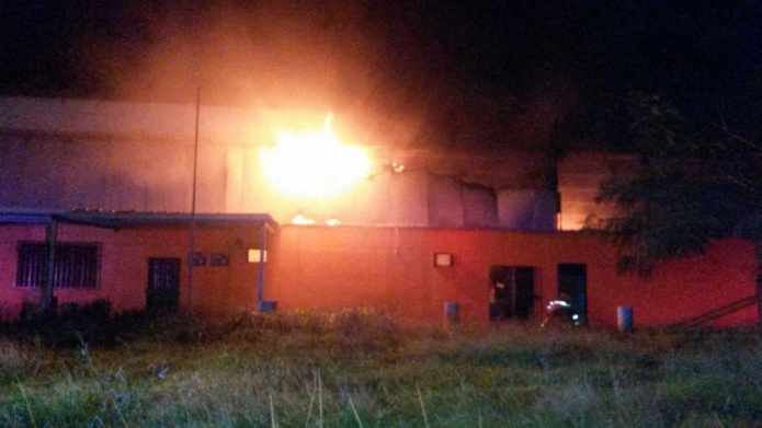 INCENDIO DE ORIGEN DESCONOCIDO AFECTA EDIFICIO EN CIUDAD DEPORTIVA ROBERTO CLEMENTE