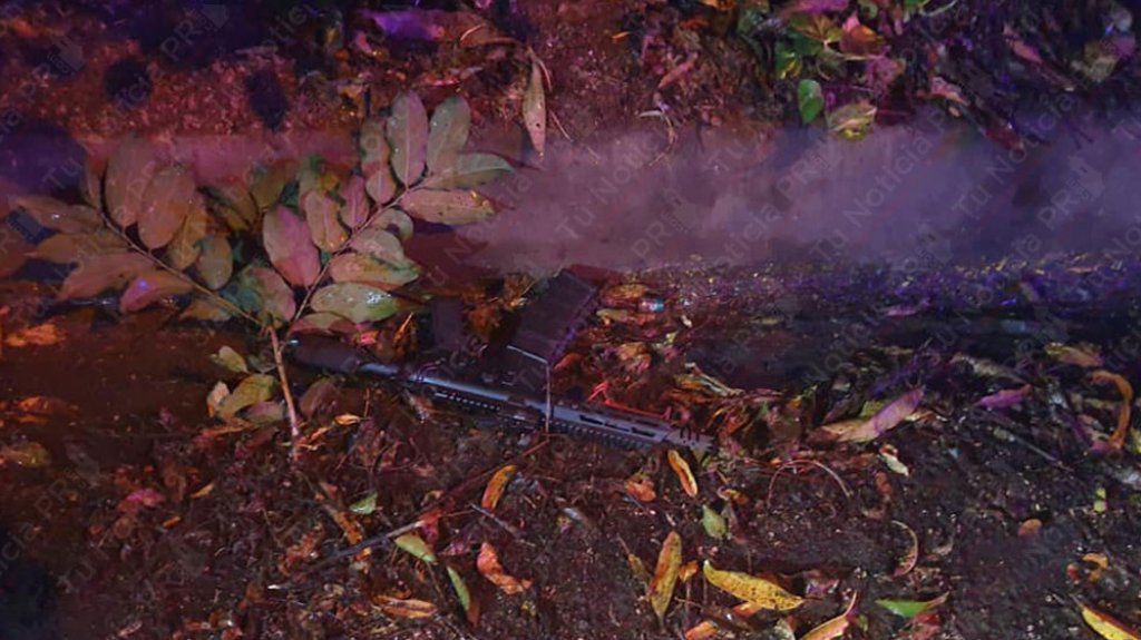  Fotos: La polic&iacute;a ocupa rifles y pistolas en la escena del &ldquo;Mega tiroteo&rdquo; esta noche en Guaynabo 