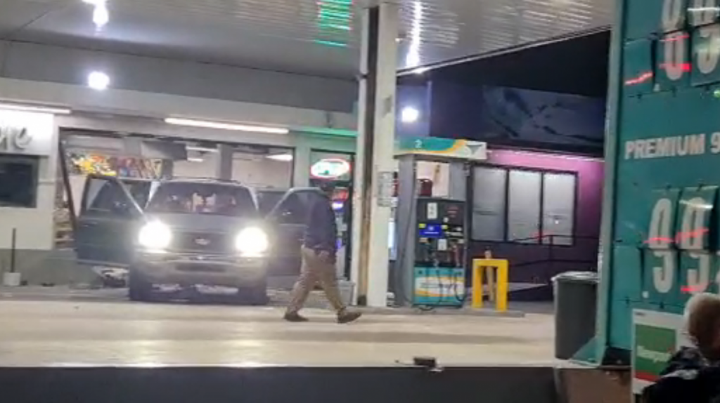  Video: Intentaron asaltar gasolinera en Bayam&oacute;n, pero la polic&iacute;a les da&ntilde;o el &ldquo;Trick or Treat&rdquo; 