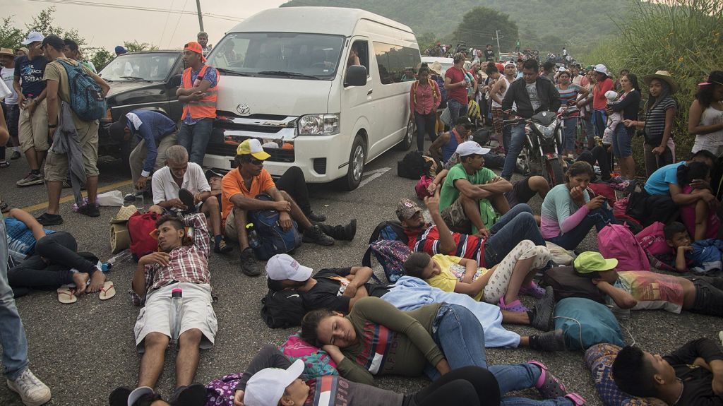  Caravana de migrantes llega a estado mexicano de Oaxaca tras bloqueo policial 