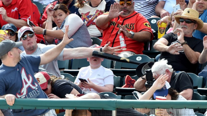 Hombre salva a niÃ±o de sufrir tremendo batazo en la cara 