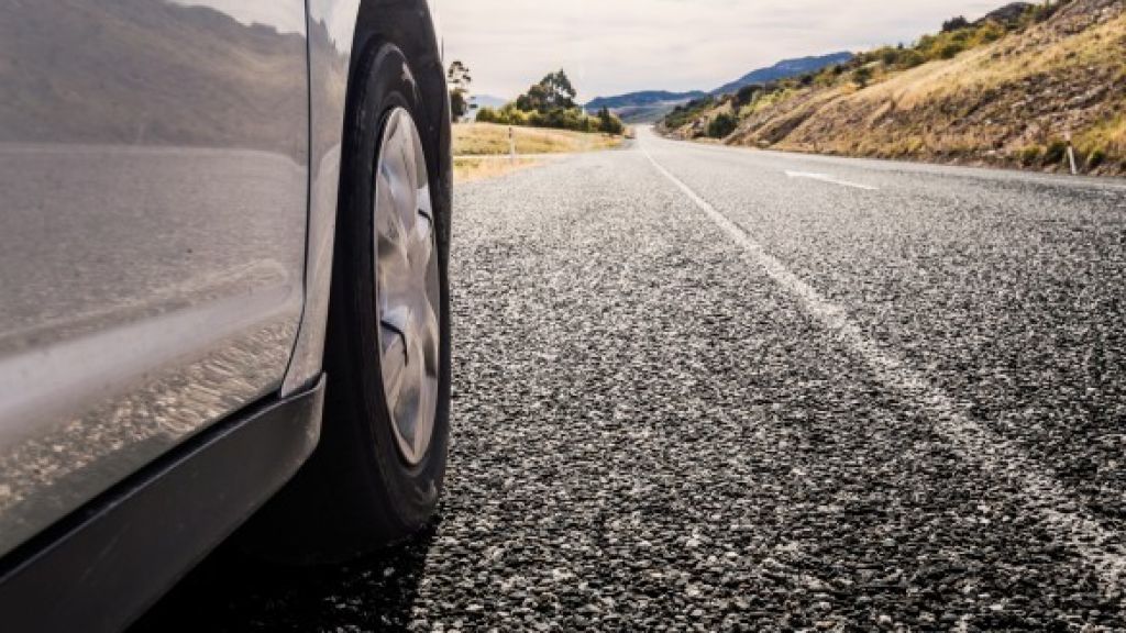  Varios autos con gomas explotadas al desprenderse tola PR-22 en Vega Baja 