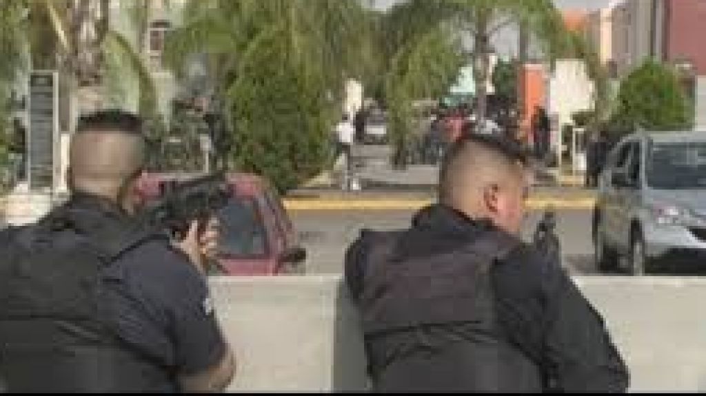  Vea video: Asesinato de polic&iacute;a desata un fuerte tiroteo en el oeste de M&eacute;xico 