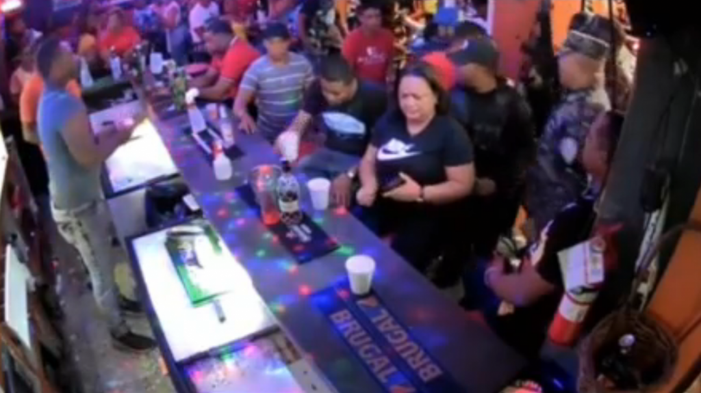  Video Viral: De forma violenta, así cierra la policía dominicana una barra 