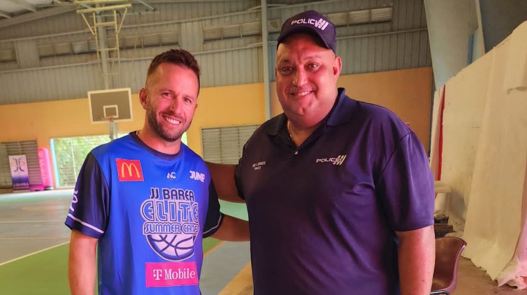  La polic&iacute;a y JJ Barea realizan cl&iacute;nica de baloncesto para ni&ntilde;os y j&oacute;venes 