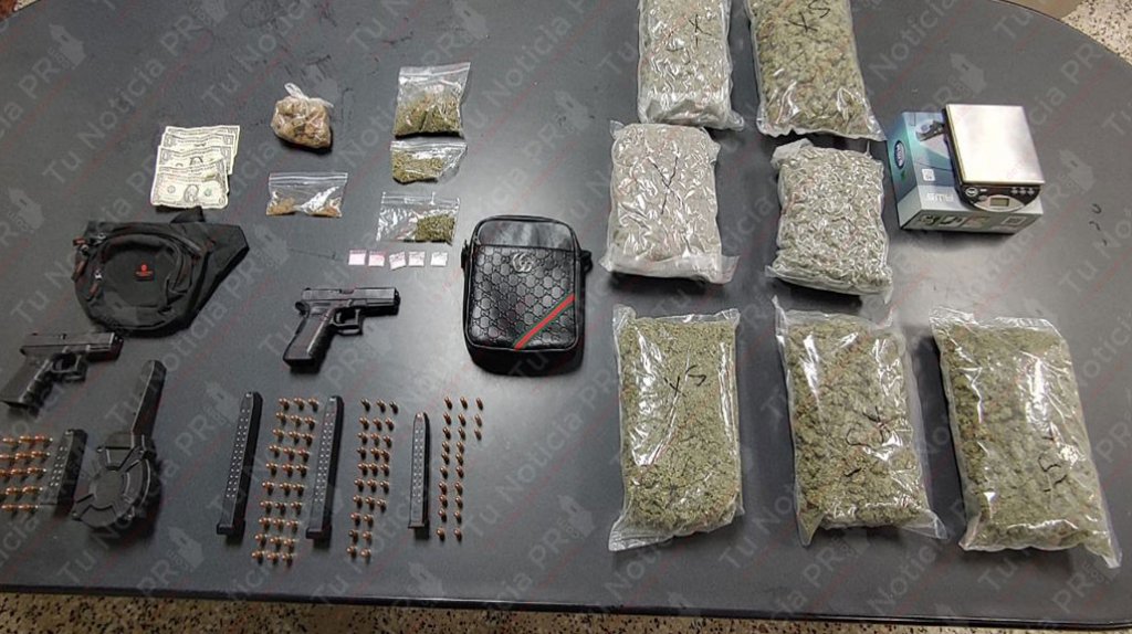  Hombre en Ponce vio la polic&iacute;a y dej&oacute; el auto en el que estaba con drogas y armas 
