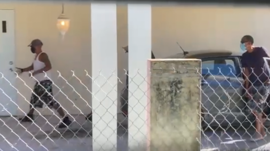  Se metieron a robar una m&aacute;quina de cortar grama en residencia de Aguadilla, quedaron grabados 