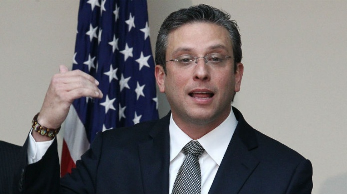 Gobernador busca votos debajo de las piedras, propone que inmigrantes ilegales Voten