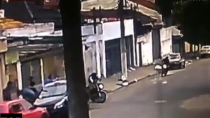 Â¡Manos arri...! Este ladrÃ³n ya era hombre muerto ni bien termina de anunciar el asalto