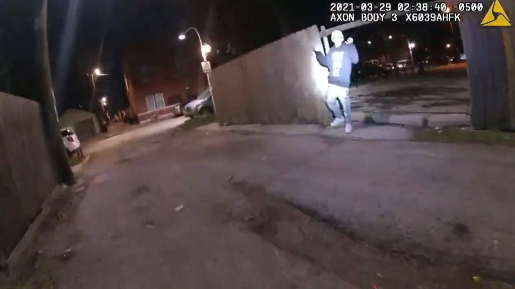  Piden contenci&oacute;n en Chicago tras publicarse v&iacute;deo de ni&ntilde;o muerto por polic&iacute;a 