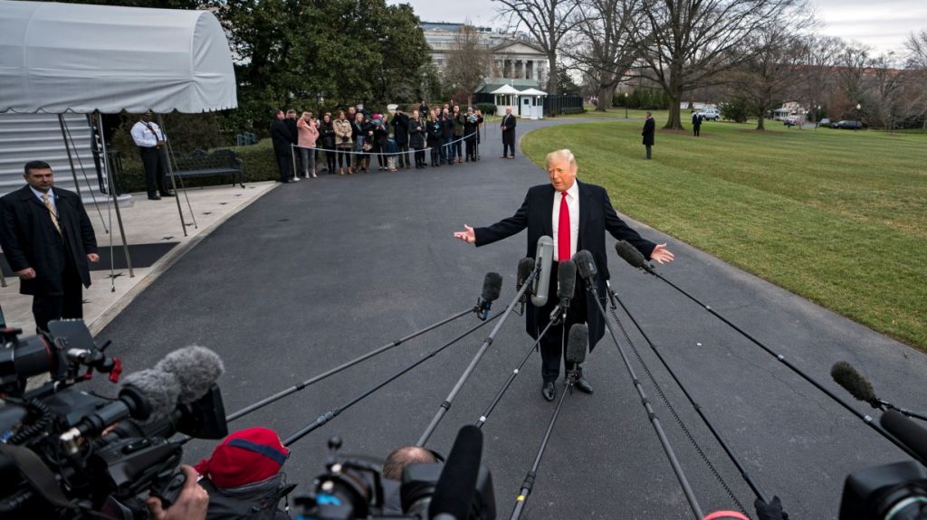  Detienen a conductor de la caravana presidencial de Trump por portar un arma 