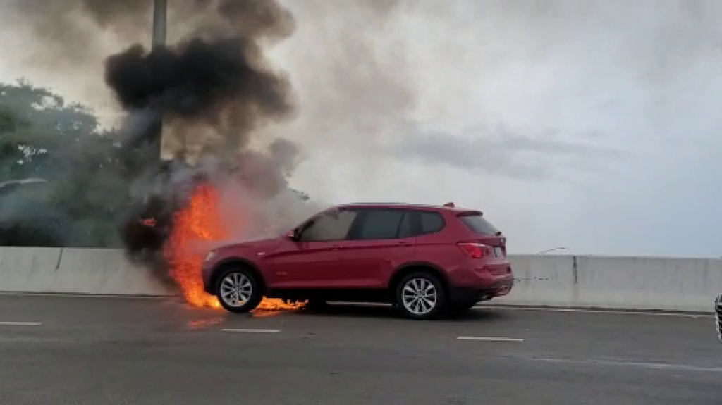  Video: Se incendia veh&iacute;culo en expreso Mu&ntilde;iz Rivera 