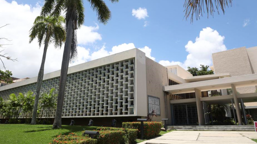  Localizan sin signos vitales a profesor de la UPR frente a una biblioteca 