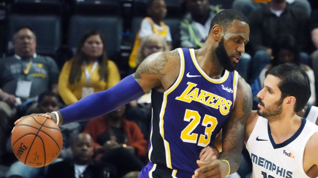  James se acerca al triple-doble en triunfo fácil de los Lakers 