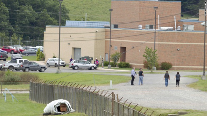 Joven armado toma a compaÃ±eros como rehenes en preparatoria de Virginia Occidental