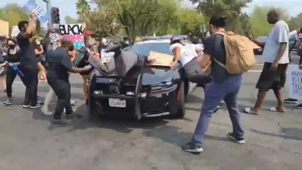  Video: Se trep&oacute; en el bonete de una patrulla, y sali&oacute; &ldquo;volando&rdquo; 