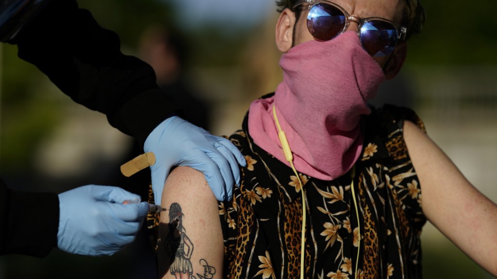  Casi la mitad de los adultos en EEUU est&aacute;n ya completamente vacunados 