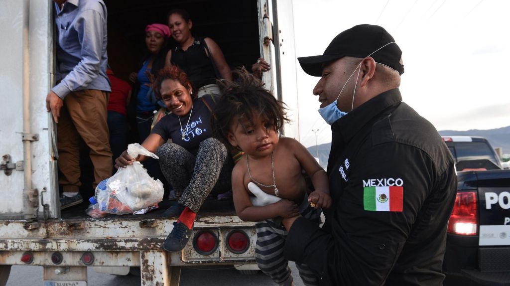  Polic&iacute;a Federal mexicana rescata a 146 migrantes en un tr&aacute;iler en Veracruz 
