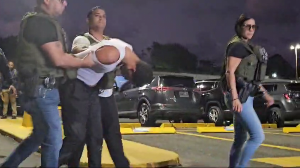  En video momento que arrestan a uno de Los del &ldquo;Combo&rdquo; La Familia en Carolina 