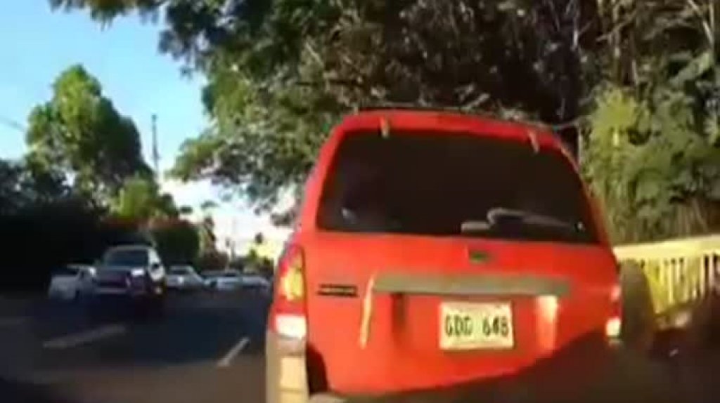  Video: Transitaba contra el tr&aacute;nsito, choca un auto, luego se molesta por que lo siguen y vuelve y lo choca 