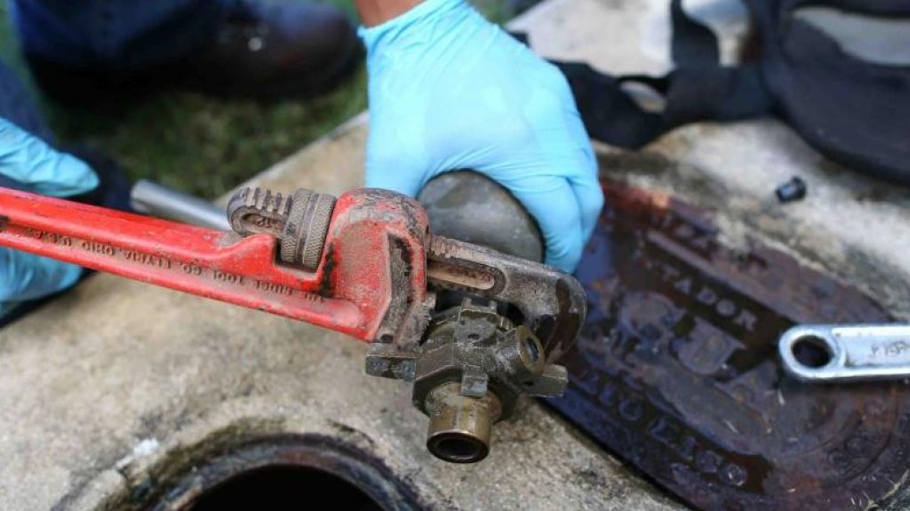  Gobernador firma proyecto para evitar cortes del servicio de agua sin debida notificaci&oacute;n 