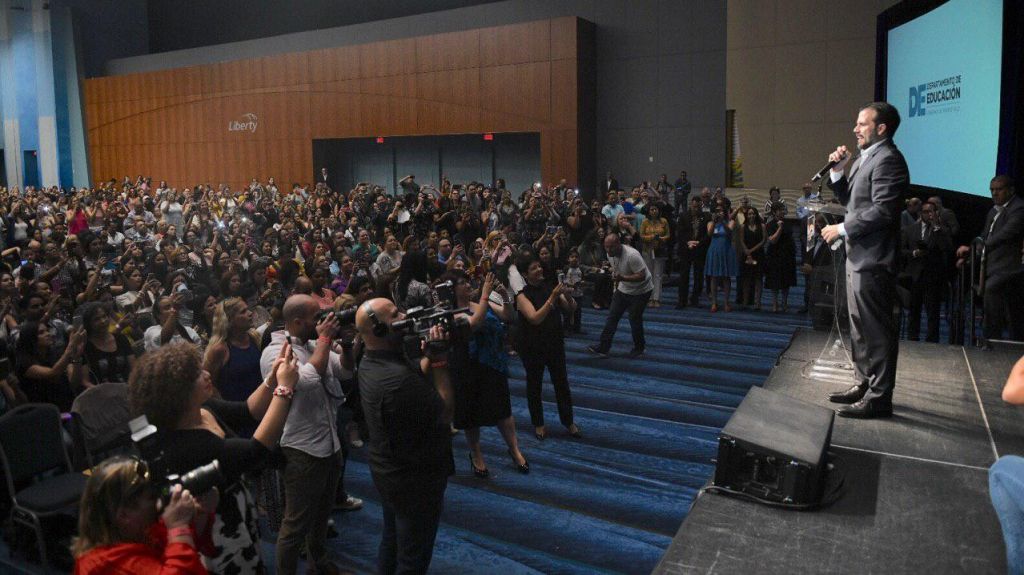  Gobernador entrega permanencias a sobre dos mil maestros del Departamento de Educaci&oacute;n 