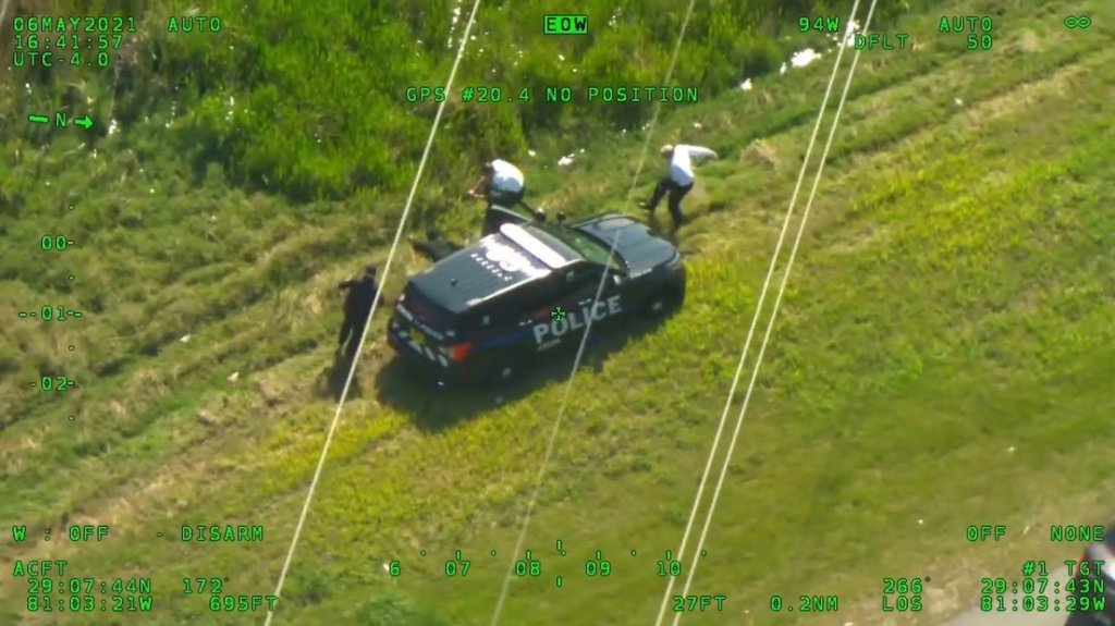  VIDEO:Un hombre roba una patrulla de Polic&iacute;a y cuando intentan capturarlo se fuga en una segunda patrulla 