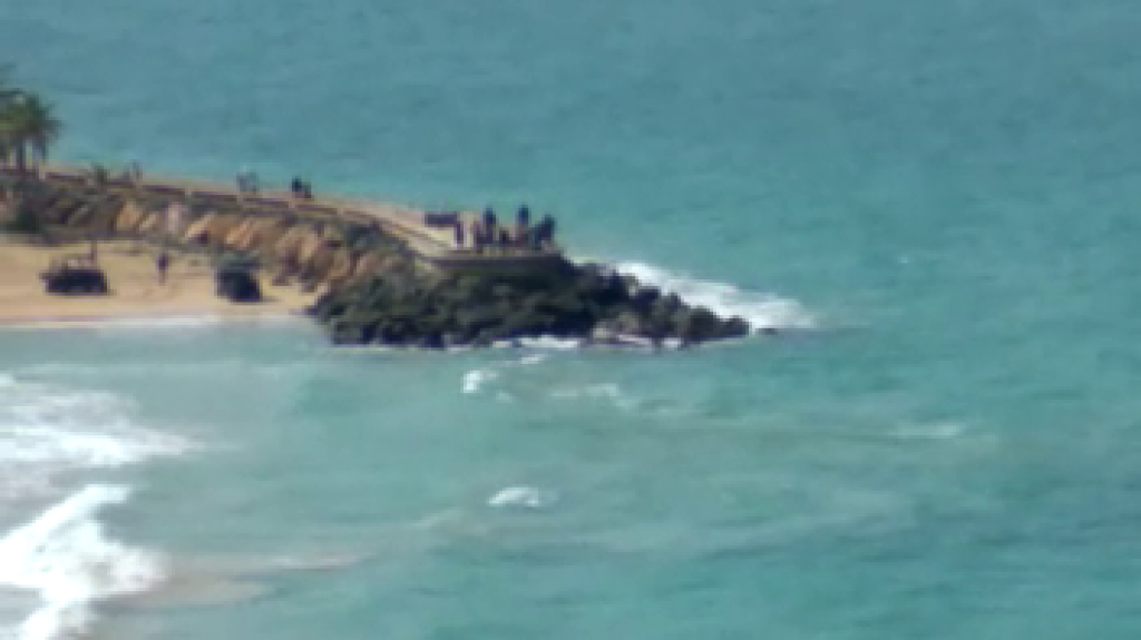 Video: Momento en que polic&iacute;as intentan rescatar turistas que se ahogaban en Condado 