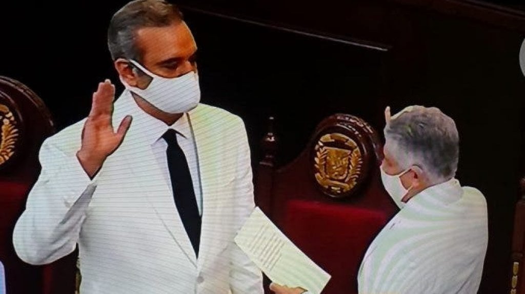  Luis Abinader y Raquel Peña fueron juramentados hoy bajo estrictas medidas protocolares por el Covid-19 