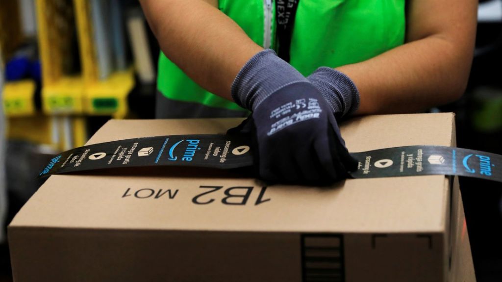  Video:Repartidor de Amazon es captado por una c&aacute;mara mientras escupe un paquete y esparce la saliva con su mano 