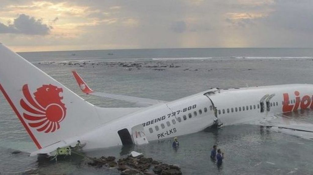  Video: Un avi&oacute;n de Lion Air se estrella en Indonesia con 188 ocupantes 