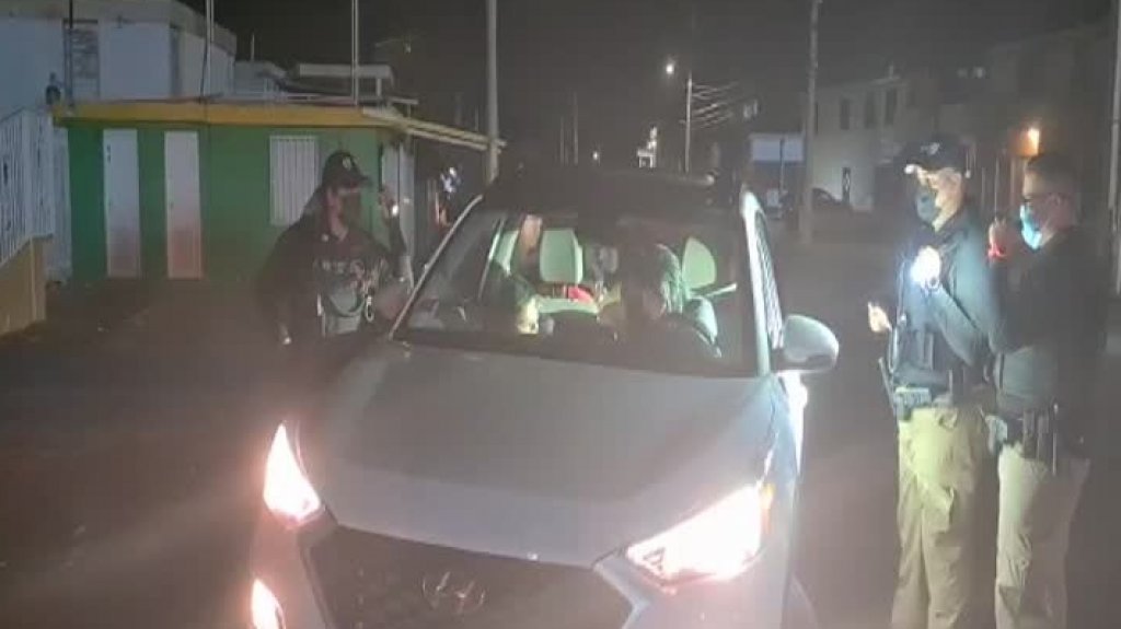  Video: Estas tres chicas andaban algarete en un veh&iacute;culo por Bayam&oacute;n, se toparon con la polic&iacute;a 
