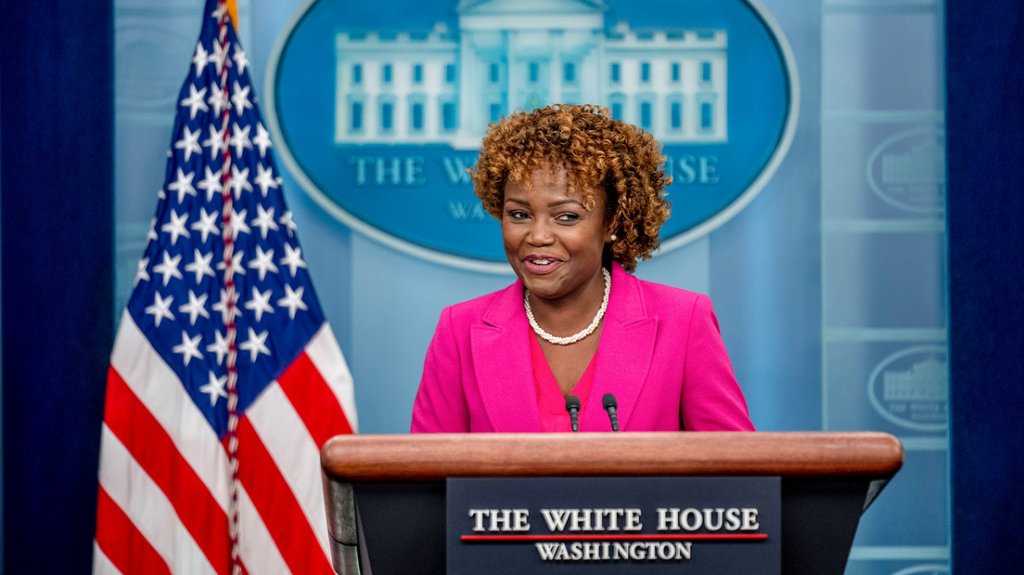  Vocera de la Casa Blanca acusada de “luz de gas“ a periodistas en rueda de prensa 