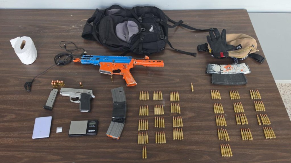  Dos arrestados con rifle y pistola cargada durante intervenci&oacute;n policiaca en San Juan 