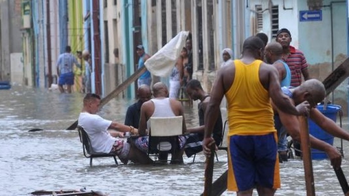 Viral Foto de Cubanos jugando domino durante inundaciones en la Habana 