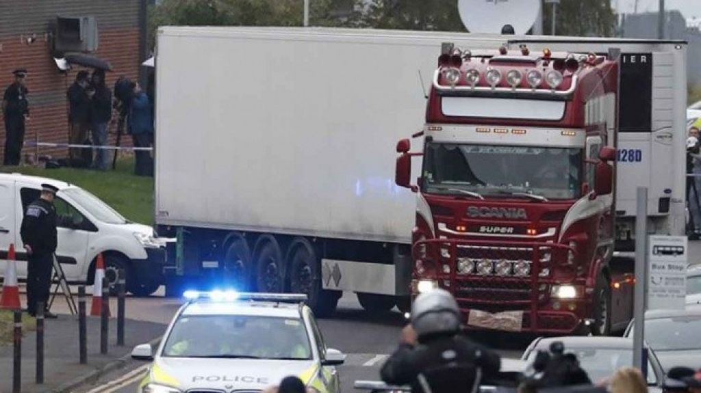  Encuentran cami&oacute;n con 39 migrantes muertos en Londres 