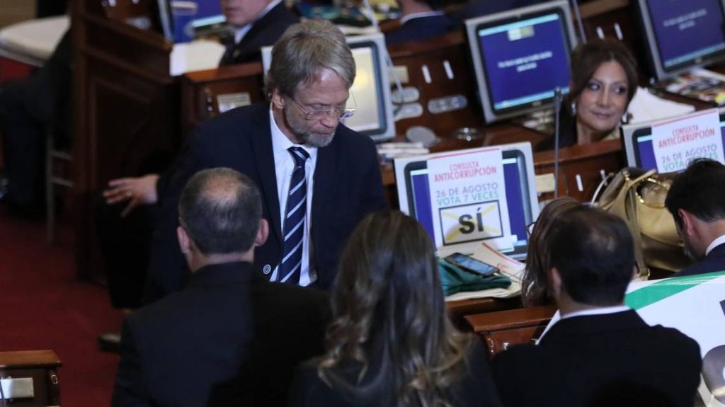  Nadie hac&iacute;a silencio, entonces este congresista se baj&oacute; los pantalones en frente de todos 