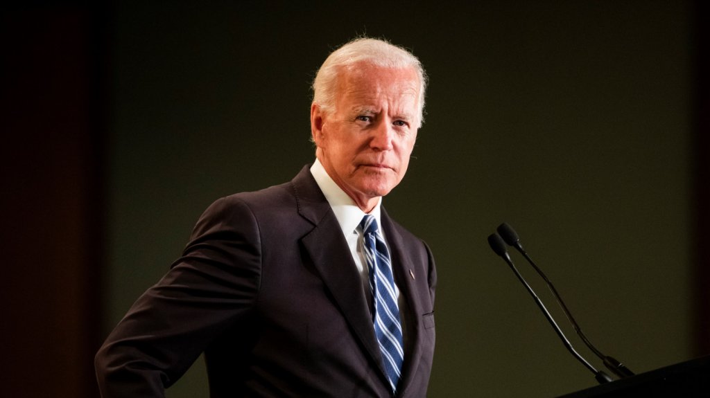  Biden sufre una fractura en el pie jugando con su perro 