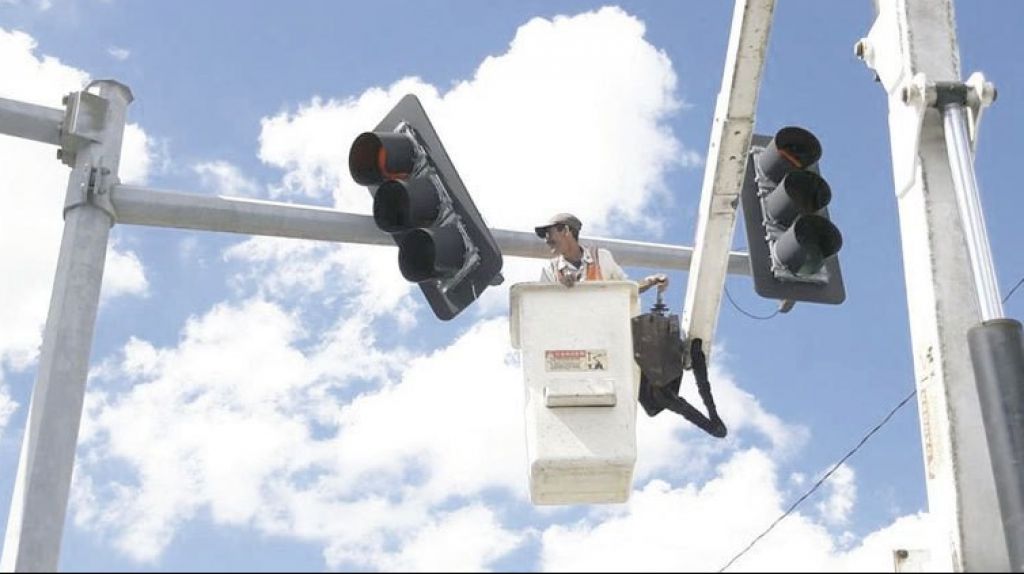 RossellÃ³ Nevares informa reparaciÃ³n de semÃ¡foros en 720 intersecciones a travÃ©s de toda la Isla  