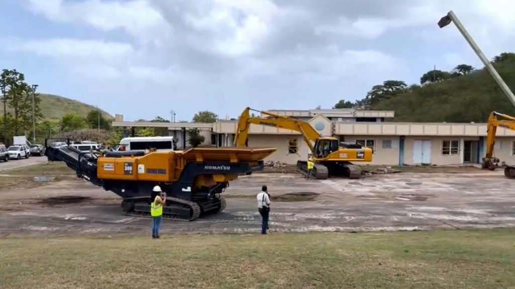  Se inicia demolici&oacute;n de antiguo centro de salud de Vieques, primer paso para la construcci&oacute;n del nuevo hospital 