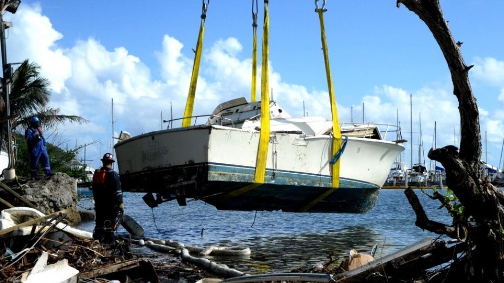ContinÃºan esfuerzos de la Guardia Costera para reflotar embarcaciones hundidas