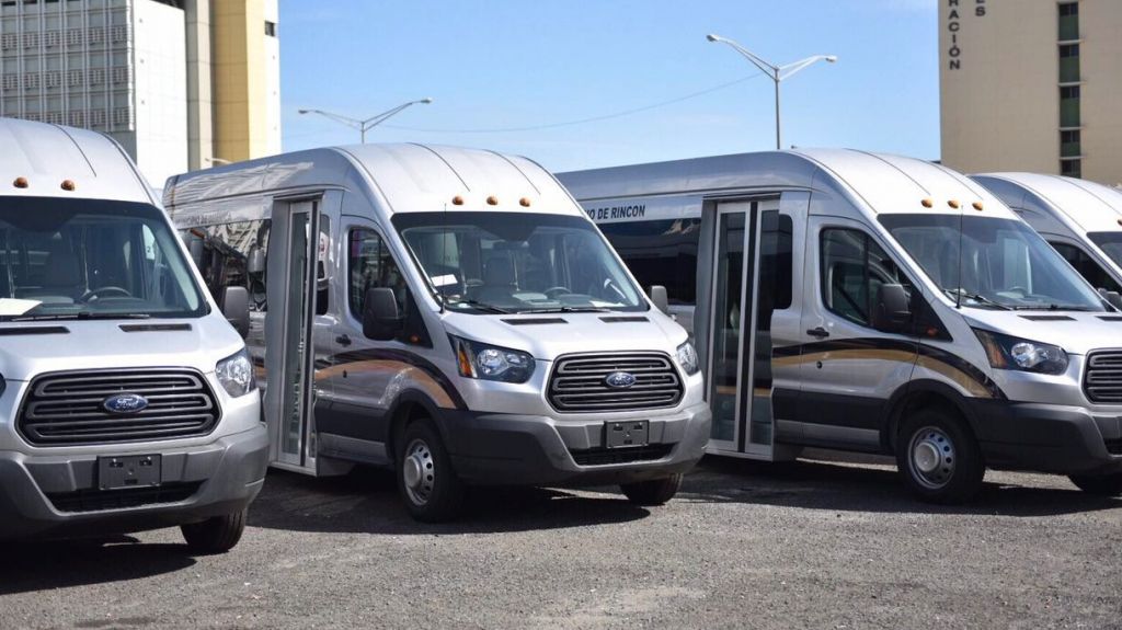  Gobernador entrega 64 veh&iacute;culos de pasajeros a 21 municipios y dos entidades sin fines de lucro 