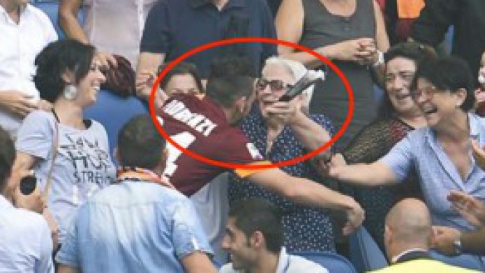 Video: Futbolista de la Roma, Abandona el Juego para Abrazar a su Fan #1 su Abuelita