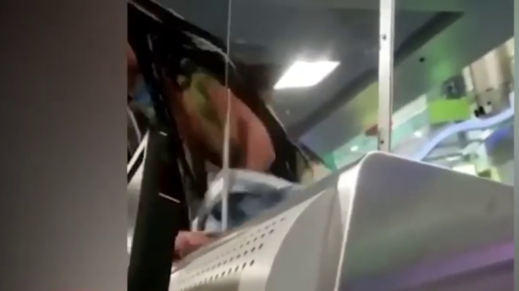  Video: Momento en que la polic&iacute;a arresta una pareja en aeropuerto de Miami 
